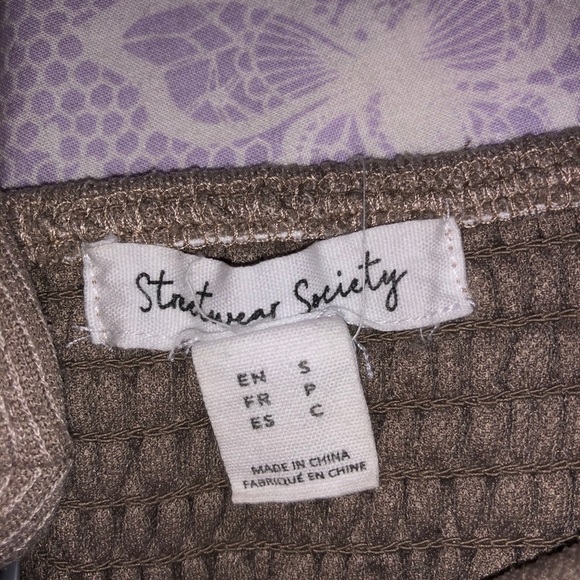 Cropped Top with Buttons - Picture 4 of 5